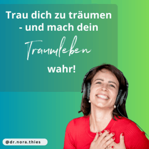 Coach mit Kopfhörern berührt lächelnd sein Herz und drückt Freude und Erleichterung aus