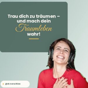 Coach mit Kopfhörern berührt lächelnd sein Herz und drückt Freude und Erleichterung aus